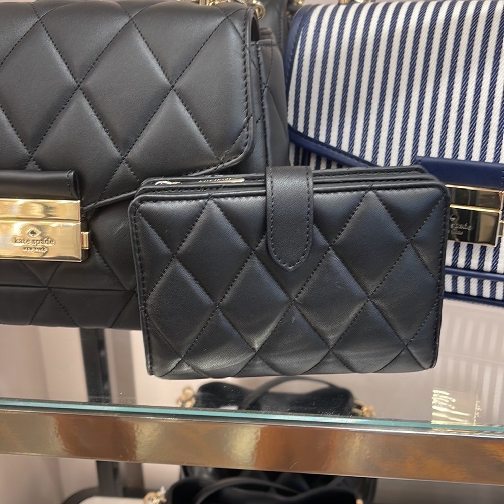 Kate Spade Carey Medium Compartment Bifold Wallet
COLOR: Black
NWT - Picture 12 of 16